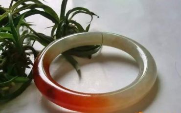 清代翡翠手镯值多少钱 清代的翡翠手镯值钱吗 清代翡翠手镯值多少钱 清代的翡翠手镯值钱吗