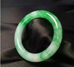 翡翠手镯多久才能戴透 翡翠手镯带透前后对比 翡翠手镯多久才能戴透 翡翠手镯带透前后对比