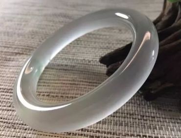 戴玉手镯的方法 怎么戴玉手镯才正确