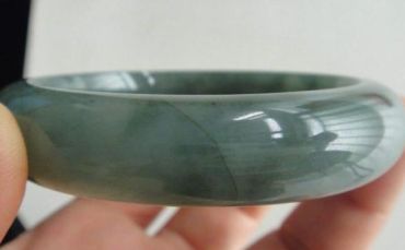 翡翠有裂纹怎么保养 裂纹可以养好吗