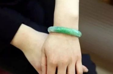 翡翠手镯有什么好处 翡翠手镯棉絮多可以养人吗