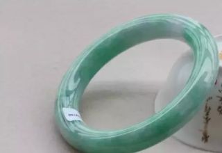 带玉镯有什么好处与讲究 带玉镯的好处