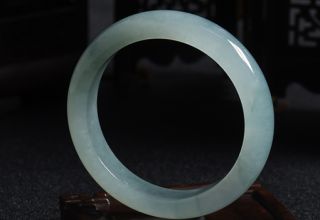 真正的翡翠手镯多少钱 真正的翡翠手镯贵吗