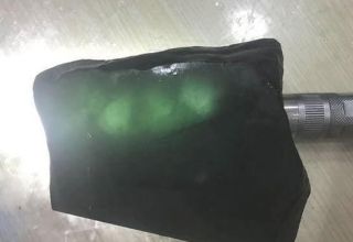 翡翠原石怎么看种水 强光手电筒怎么看翡翠原石种水
