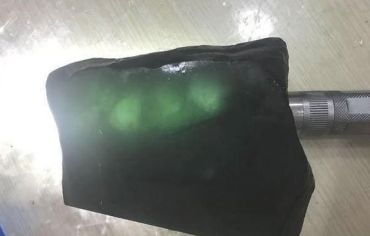 翡翠原石怎么看种水 强光手电筒怎么看翡翠原石种水