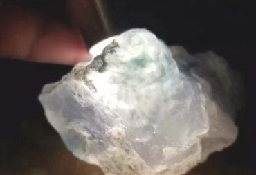 翡翠原石怎么看种水 强光手电筒怎么看翡翠原石种水