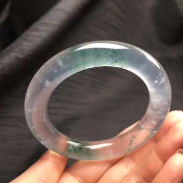 翡翠玉石的区别   翡翠玉石适合什么人佩戴