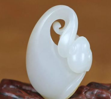 翡翠玉好还是和田玉好 翡翠玉和和田玉价值分析 翡翠玉好还是和田玉好 翡翠玉和和田玉价值分析