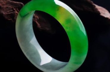 翡翠和和田玉哪个通灵 什么人不适合戴和田玉 翡翠和和田玉哪个通灵 什么人不适合戴和田玉