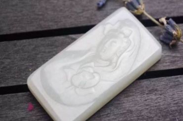 和田玉和翡翠哪个贵哪个更有价值