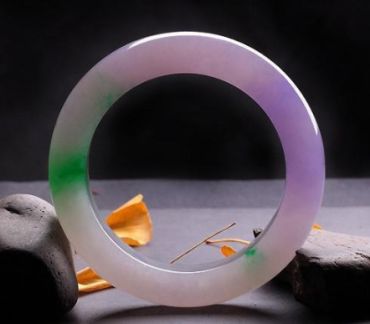 春带彩翡翠手镯 春带彩翡翠手镯一般多少钱