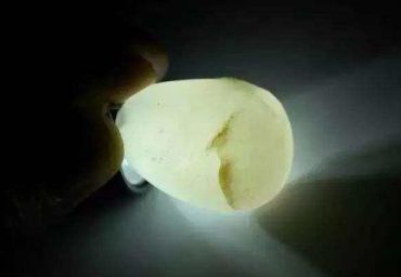 籽料絮状结构 和田玉籽料棉絮打灯图