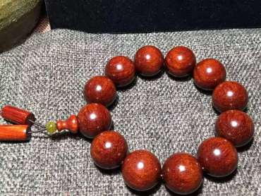 小叶紫檀和黄花梨手串哪个好  小叶紫檀和黄花梨手串作用