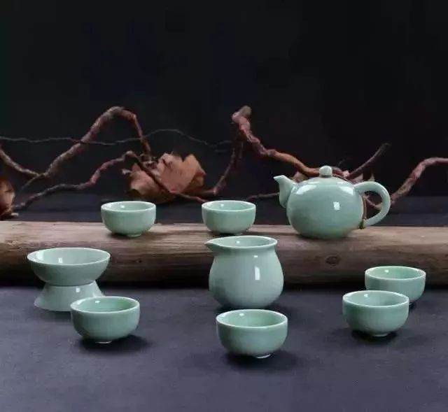 紫砂壶和陶瓷壶哪个泡茶好？ 紫砂壶和陶瓷壶的优势