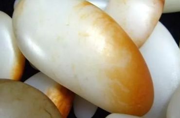 和田玉籽料的皮 和田玉籽料的皮和毛孔可以作假吗