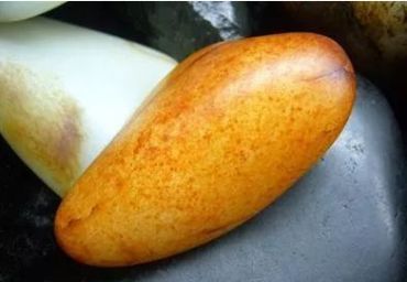 和田玉籽料的皮 和田玉籽料的皮和毛孔可以作假吗