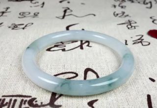 和田玉是翡翠吗 和田玉和翡翠是一样的吗