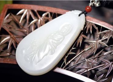 佩戴和田玉吊坠的好处 戴和田玉吊坠有什么好处和禁忌