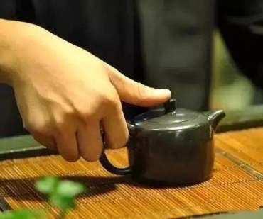 紫砂壶拿壶姿势   应该怎么拿紫砂壶