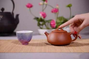 紫砂壶拿壶姿势   应该怎么拿紫砂壶