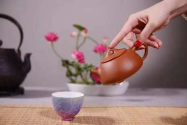 紫砂壶拿壶姿势   应该怎么拿紫砂壶