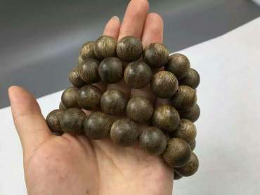 带沉香手串有什么好处 沉香手串一般多少钱才是真的