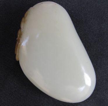 和田玉籽料和山料的区别密蜡的真假 和田玉籽料和山料的区别密蜡的真假