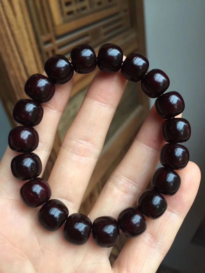 小葉紫檀手串盤玩    小葉紫檀手串怎么盤玩