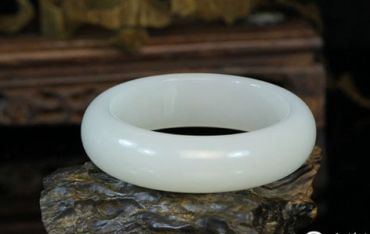 和田玉手镯好坏 和田玉手镯好坏看光泽度