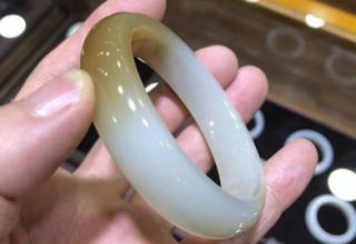 和田玉手镯好坏 和田玉手镯好坏看光泽度