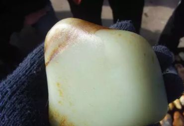 为什么和田玉籽料偏青灰 和田玉闪灰和闪青对比