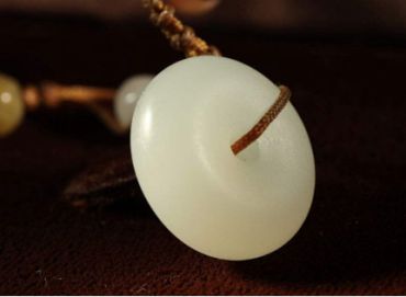 佩戴和田玉的功效与作用 和田玉功效及佩戴禁忌 佩戴和田玉的功效与作用 和田玉功效及佩戴禁忌