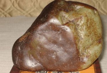 和田玉籽料和皮料的区别 和田玉籽料和皮料有什么区别 和田玉籽料和皮料的区别 和田玉籽料和皮料有什么区别