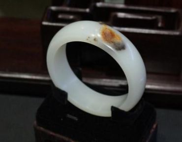 和田玉手镯的寓意和象征什么 和田玉手镯