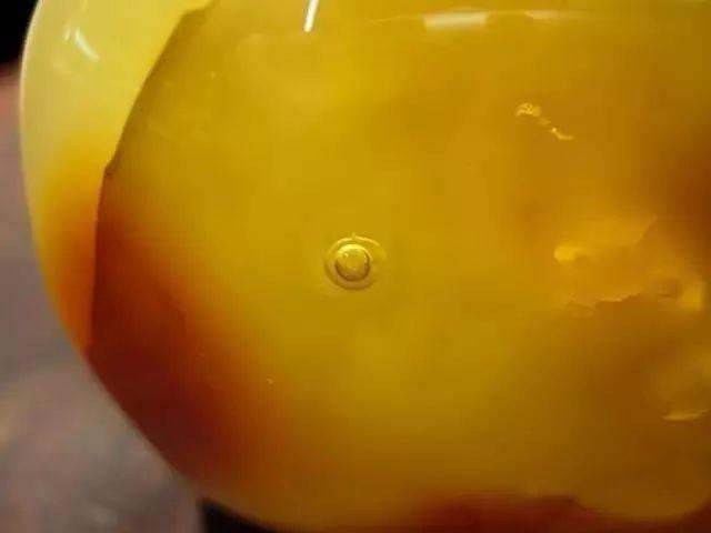 天然的雞油黃蜜蠟屬于琥珀嗎 天然蜜蠟的特點(diǎn)是什么
