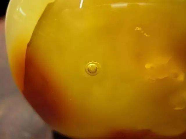 天然的鸡油黄蜜蜡属于琥珀吗 天然蜜蜡的特点是什么
