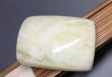 蜜蜡透的好还是不要透的好 怎么挑选呢