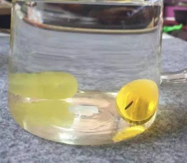 荧光浮盐水蜜蜡是什么 蜜蜡的荧光浮盐水