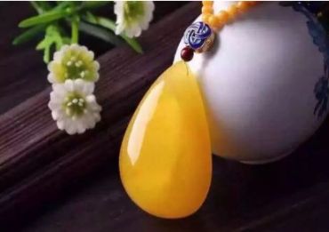 蜜蜡俄料鸡油黄好还是白花好 你不妨看看