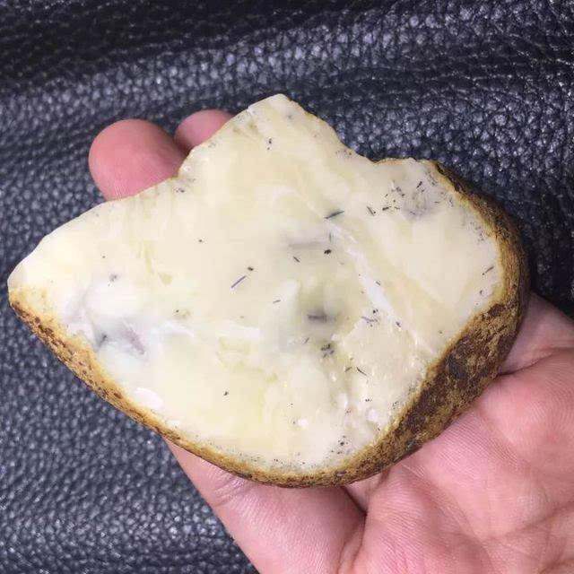 蜜蠟里面有黑點正常嗎   蜜蠟要怎么處理瑕疵