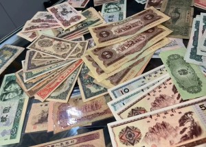 2026年回收一二三版纸币价格一览：牧马图、大黑拾、背绿水印行情，附正规回收渠道电话