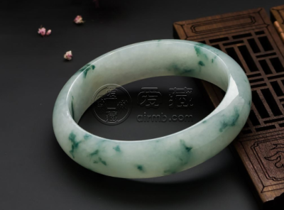 翡翠飘花手镯价格 翡翠飘花手镯市场价多少