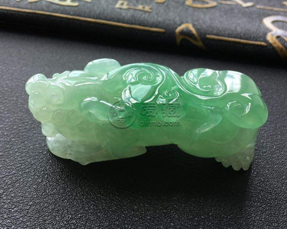 碧玉跟翡翠的區(qū)別 碧玉屬于翡翠一類嗎