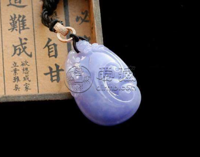 翡翠紫色好还是绿色好 翡翠紫色和绿色比较