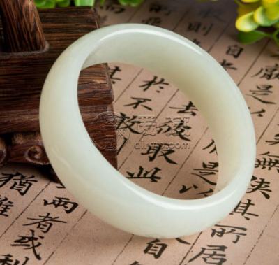 手镯和田玉好还是翡翠好有什么区别