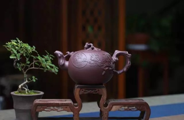 紫砂壶型之松鼠葡萄壶，松鼠葡萄壶紫砂壶