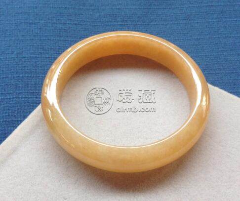 戴翡翠手镯有什么好处 戴翡翠手镯的朋友值得一看