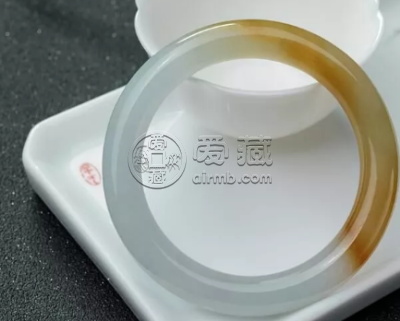 翡翠手镯颜色 哪种颜色的翡翠手镯值得购买