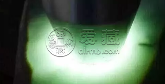 翡翠原石的各种表现 翡翠原石打灯表现