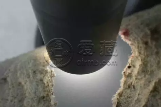 翡翠原石的各种表现 翡翠原石打灯表现